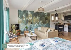 een woonkamer met een bank en een keuken bij La Villa du Bois d'Amour in Quiberon