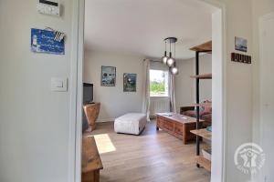 a room with a hallway with a living room at Penty breizh in Penvénan
