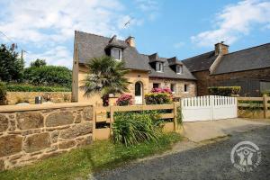 a house with a white fence and a gate at Penty breizh in Penvénan