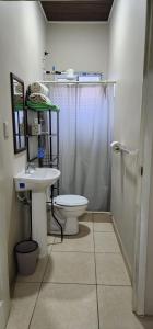 科马亚瓜Casa Villa Universitaria的浴室里有马桶、洗手池和淋浴。