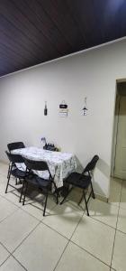 科马亚瓜Casa Villa Universitaria的白色墙壁的房间里摆放着桌椅