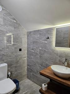 Ένα μπάνιο στο Villa Karta +31 φωτογραφίες