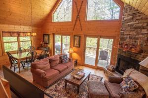 Fotografie z fotogalerie ubytování Private Hike to the New River - Hot Tub, Fire Pit, and Foosball v destinaci West Jefferson