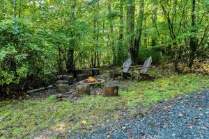 Fotografie z fotogalerie ubytování Private Hike to the New River - Hot Tub, Fire Pit, and Foosball v destinaci West Jefferson + 32 fotografií