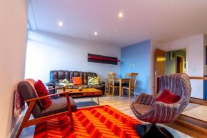 Posezení v ubytování GuestReady - Vibrant Apartment in Dolphins Barn