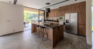 Køkken eller tekøkken på Casa Cundi, Contemporary Living in Nature