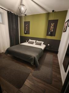 Un dormitorio con una cama y dos ventanas en Best City Green, en Craiova