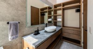 En eller flere senge i et værelse på Casa Cundi, Contemporary Living in Nature + 55 billeder