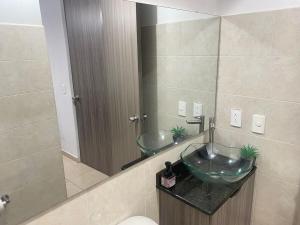 a bathroom with a sink and a large mirror at Escapada Relajante en el Quindío in Estación El Salto