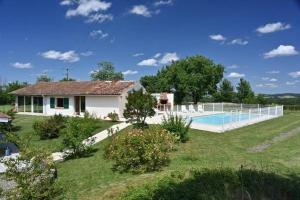 a house with a swimming pool in a yard at Plena Naturaleza in Margouët-Meymès
