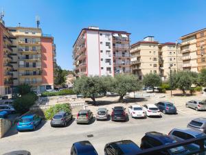 a group of cars parked in a parking lot at L'Oasi del Poeta in Crotone