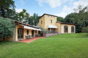 una vista exterior de una casa con patio en Agriturismo Gardenali, en Volta Mantovana