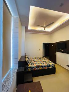 une chambre avec un lit et un plafond dans l'établissement Hotel & Resort Virasat inn, à Alwar 37 autres photos