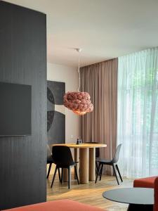 uma sala de jantar com mesa e cadeiras em Dzelzavas loft em Riga mais 6 fotografias