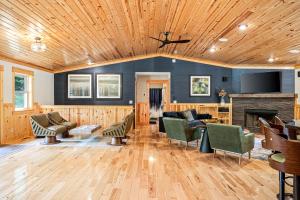 Posezení v ubytování The Timber Shore @ Interlochen Private Lakefront Hot Tub Game Room 12 Forested Acres