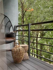 uma varanda com uma cesta de vime e uma cadeira na varanda em Dzelzavas loft em Riga