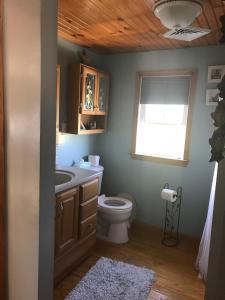 Un baño con inodoro, lavabo y ventana. en Private Beach Front house Newport, New Jersey,  39 fotos más