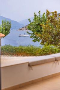 een uitzicht op een boot in een waterlichaam bij GN apartment in Ayia Evfimia +5 foto's