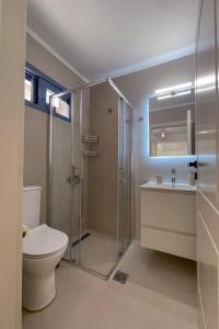 een badkamer met douche, toilet en wastafel bij GN apartment in Ayia Evfimia