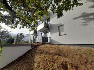 a white house on top of a dirt hill at Casa Ludi Pforzheim Eutingen gute Wohngegend direkte Buchung möglich keine Freigabe erforderlich inklusive Balkon Terrasse und Tiefgaragenparkplatz im Haus in Eutingen