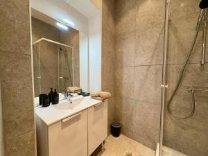 un baño con lavabo y ducha en Suite Madeleine - Cœur Historique, en Béziers 42 fotos más
