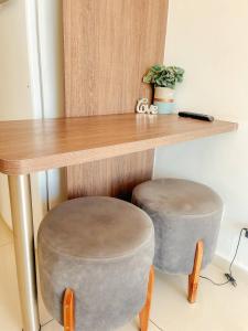 un bureau avec deux tabourets en dessous avec une table et une tableweredotent dans l'établissement DF PLAZA - Lindo apartamento com suíte!, à Brasilia