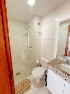 une salle de bains avec douche, toilettes et lavabo dans l'établissement DF PLAZA - Lindo apartamento com suíte!, à Brasilia 23 autres photos