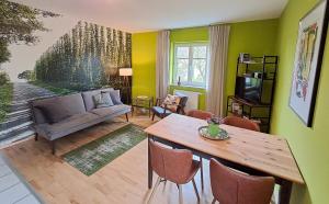 a living room with a couch and a table at Holledauer Hopfakammerl in Wolnzach