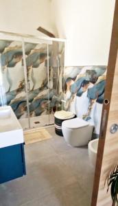 サンタ・マリア・デル・フォカッロにあるVilla LORY SWEET ORCHIDEAのバスルーム(洗面台、トイレ付)