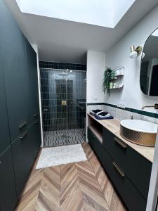 Moustoir-AcにあるModern Britain homeのシャワーと洗面台付きのバスルーム