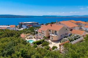 una vista aérea de una villa con una casa en Villa Alex, en Crikvenica