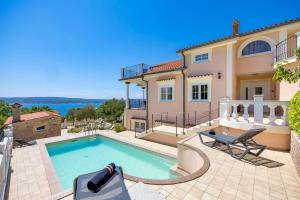una villa con piscina y una casa en Villa Alex, en Crikvenica