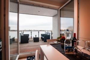 une chambre avec balcon avec vue sur l'océan dans l'établissement "Ferienhaus Viereck" - inkl. Bettwäsche, Handtücher und Strandnähe - idealer Wohlfühlort für Familien und Wassersportler, à Rettin