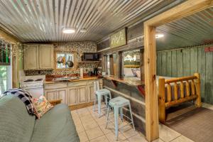 Billede fra billedgalleriet på Creekside Retreat with Swimming Hole in Summerville i Summerville