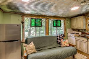 Billede fra billedgalleriet på Creekside Retreat with Swimming Hole in Summerville i Summerville