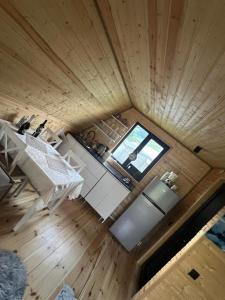 una vista aérea de una cocina en una casa pequeña en Paradise, en Ach'khoti