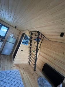 Una vista aérea de una escalera en una casa pequeña. en Paradise, en Ach'khoti