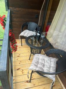 Dos sillas y una mesa en una terraza de madera. en Paradise, en Ach'khoti 6 fotos más