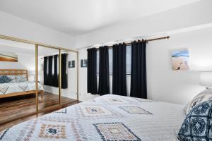 un dormitorio con una cama y un espejo en Kona Plaza#414, en Kailua-Kona 23 fotos más