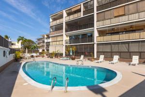 una piscina frente a un edificio en Kona Plaza#414, en Kailua-Kona