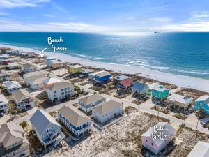 een luchtfoto van het strand en de oceaan bij Bikini Bottom in Gulf Shores
