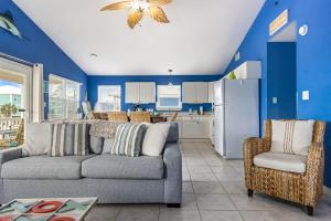 een woonkamer met een bank en een keuken bij Bikini Bottom in Gulf Shores