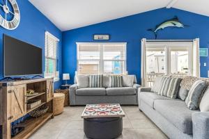 een woonkamer met een bank en een tv bij Bikini Bottom in Gulf Shores +22 foto's