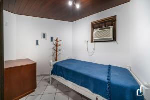 1 Schlafzimmer mit einem Bett und Klimaanlage in der Unterkunft Beira-mar em Canto Grande para 08 pessoas in Canto Grande