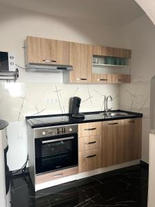 una cocina con estufa y fregadero en Melissa luxury Apartment, en Bijelo Brdo 25 fotos más