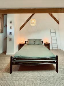 En eller flere senge i et værelse på La Petite Maison + 12 billeder