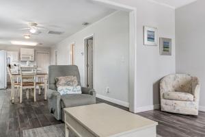 een woonkamer met twee stoelen en een tafel bij Breaking Even in Gulf Shores