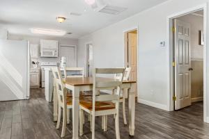een keuken en eetkamer met een tafel en stoelen bij Breaking Even in Gulf Shores