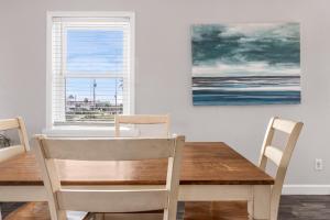 een eetkamer met een tafel en stoelen en een raam bij Breaking Even in Gulf Shores