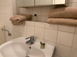 a white sink in a bathroom with towels at Modern City Apartment for 2 in Vienna